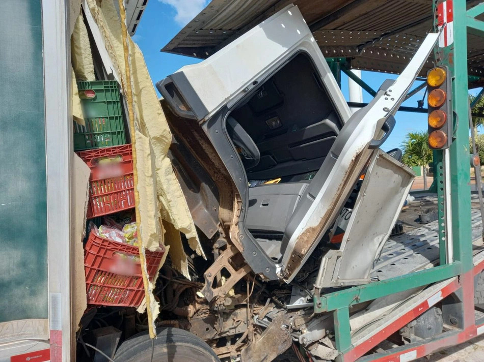 Colisão entre caminhões deixa uma pessoa ferida em Ipiranga do Piauí