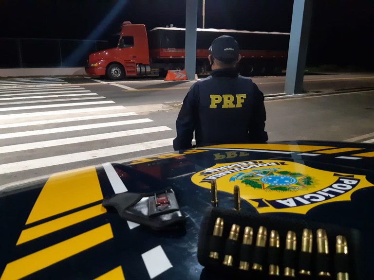 PRF apreende munições com caminhoneiro na cidade de Valença do Piauí