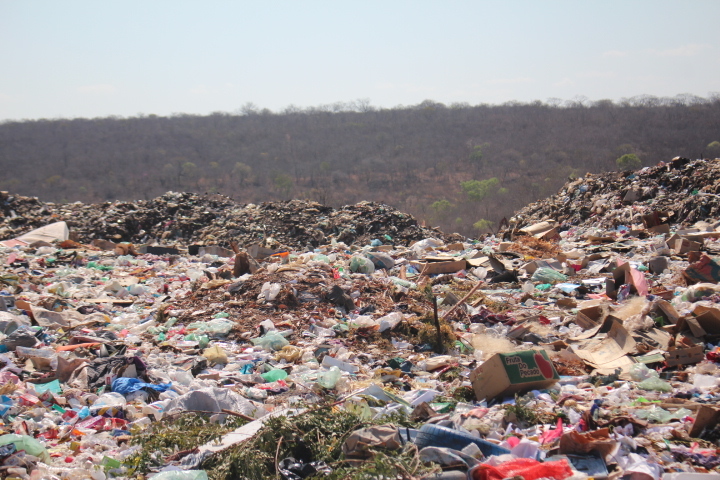 Prefeituras da região de Vale do Sambito assinam acordo para fechar lixões em 60 dias