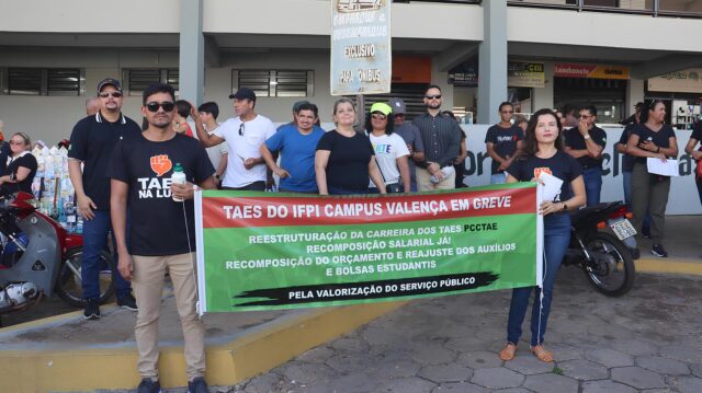 Servidores do IFPI Campus de Valença fazem manifestação por melhorias