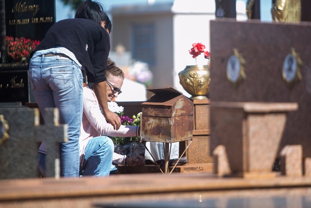 Próximo do Dia de Finados, famílias realizam limpeza de túmulos nos cemitérios de Valença (PI)