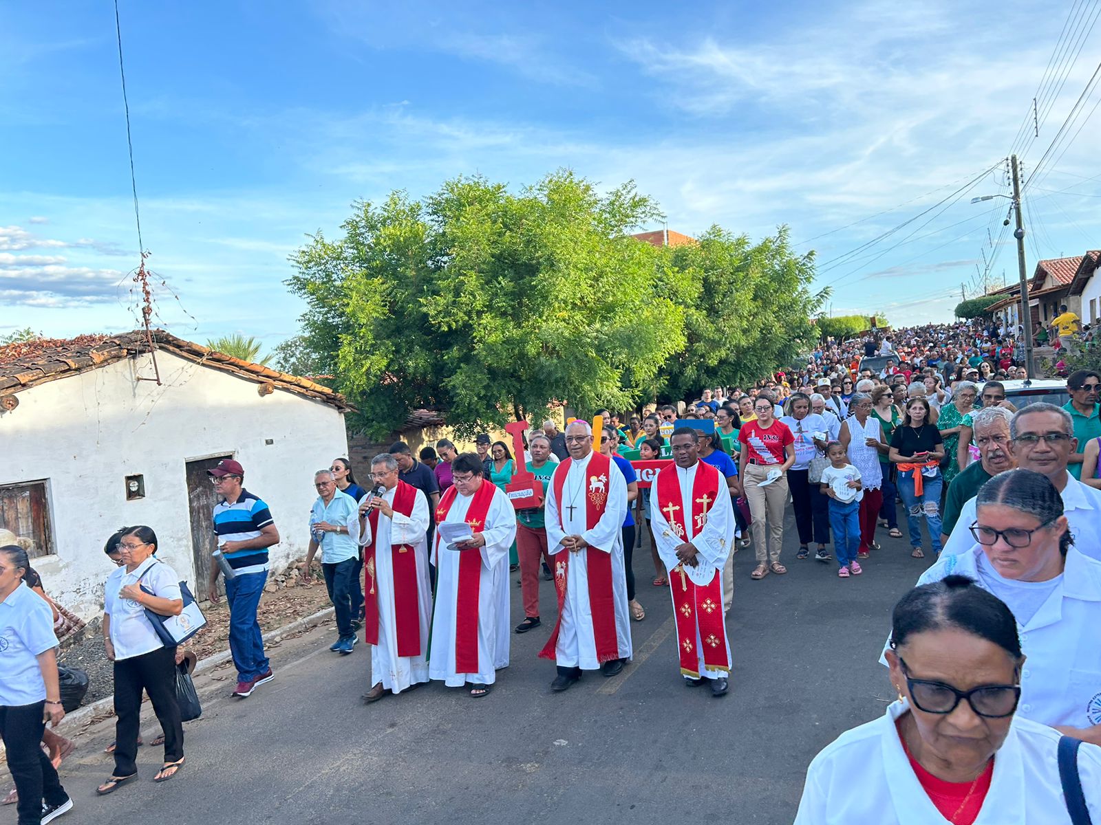 Procissão marca encerramento dos festejos de Santa Cruz dos Milagres