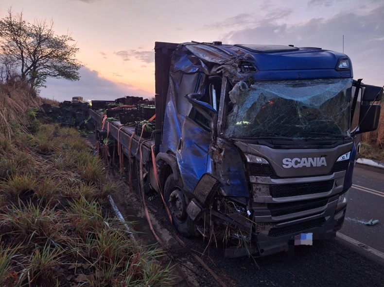 Capotamento de caminhão deixa motorista gravemente ferido na BR-316 em Valença do Piauí