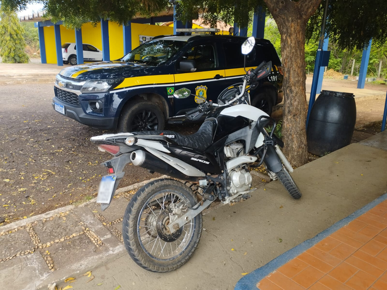 PRF flagra motocicleta adulterada durante fiscalização na BR-316, em Picos
