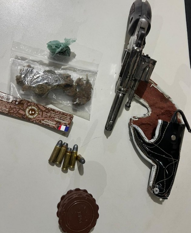 Condutor é flagrado com arma municiada e drogas em Picos