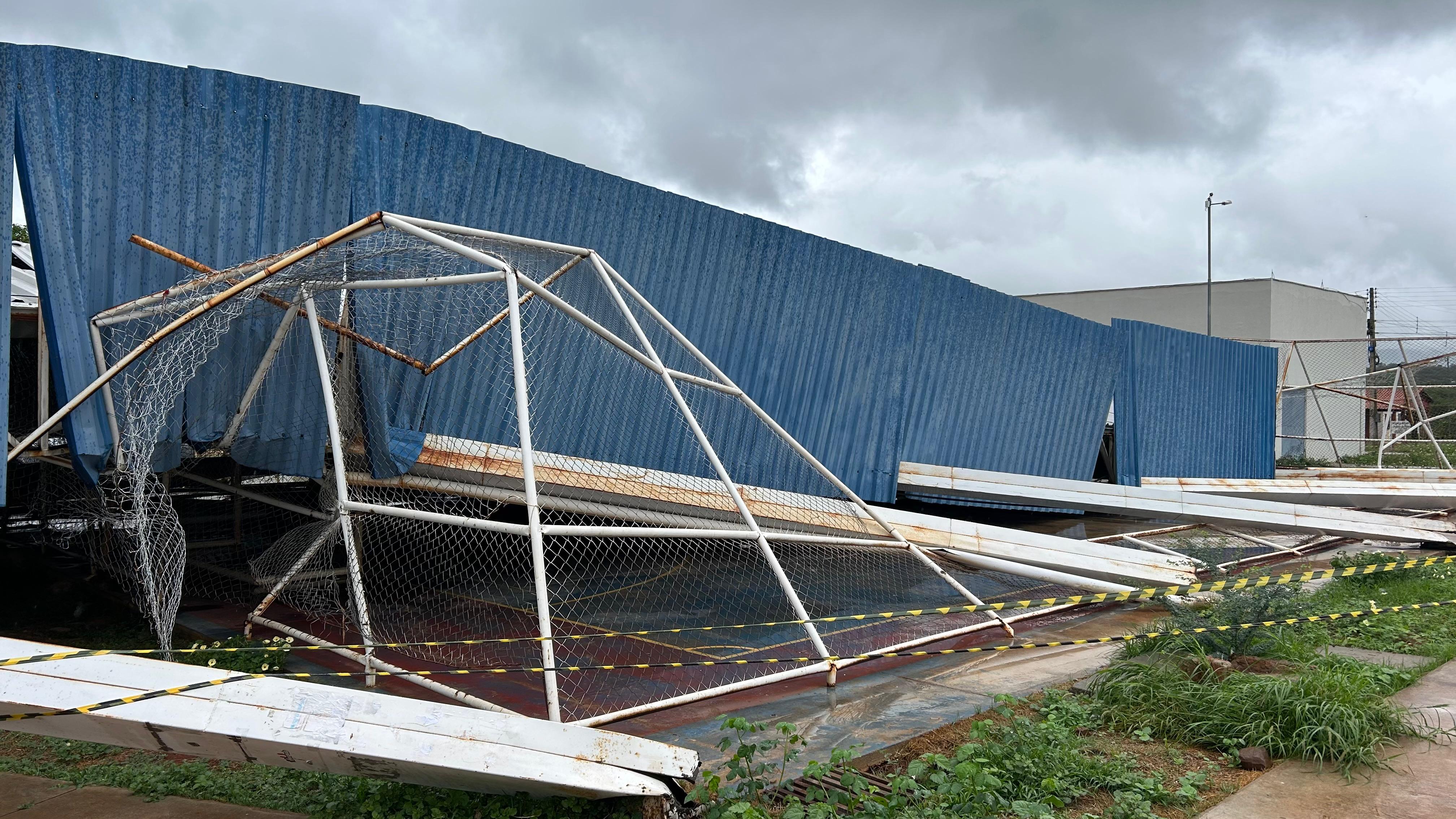 Chuva e ventos de at&eacute; 80 km/h derrubam bomba, quadra e port&otilde;es e destelham casas no PI