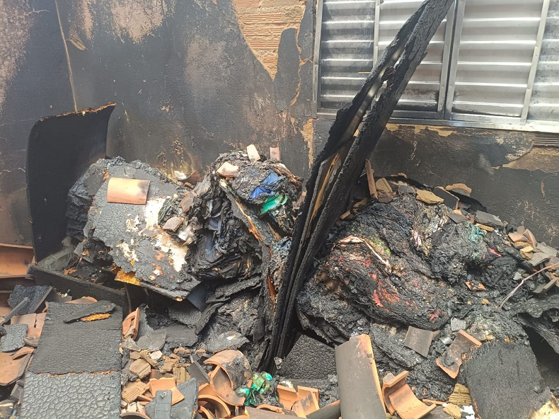 Veja o estado da casa incendiada após mulher ser morta pelo ex Dom Expedito Lopes