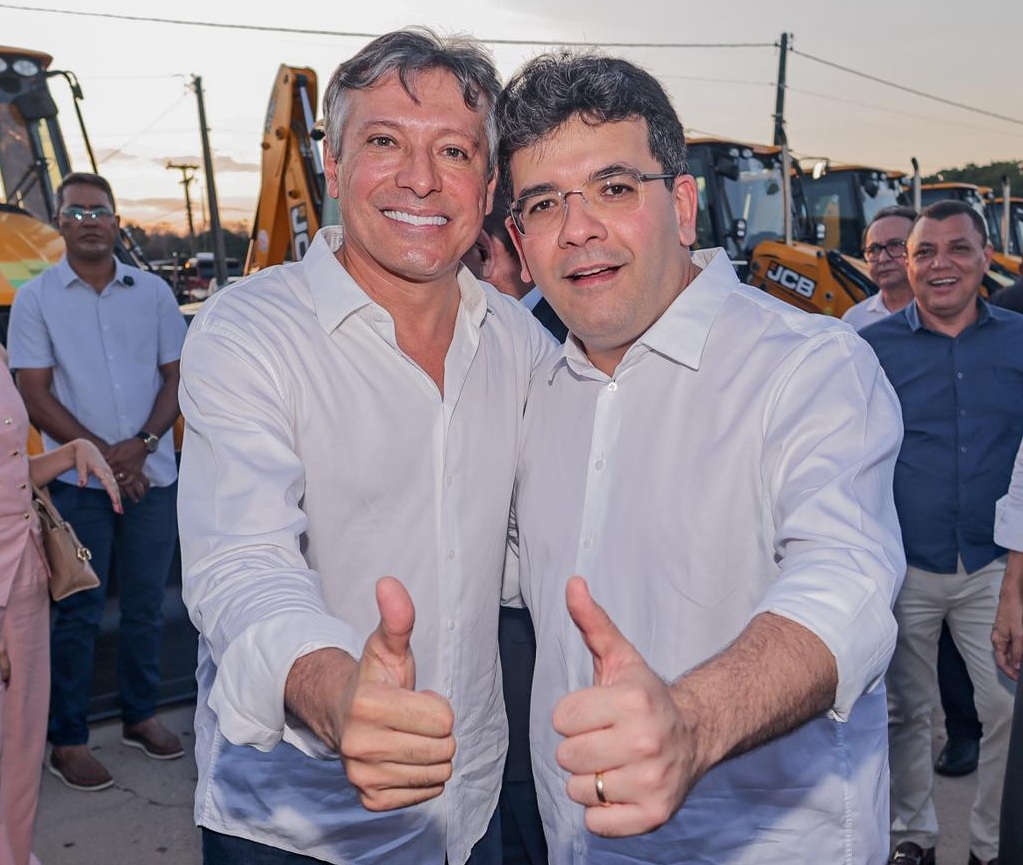Prefeitos recebem máquinas retroescavadeiras e destacam múltiplos benefícios para prestação de serviços públicos