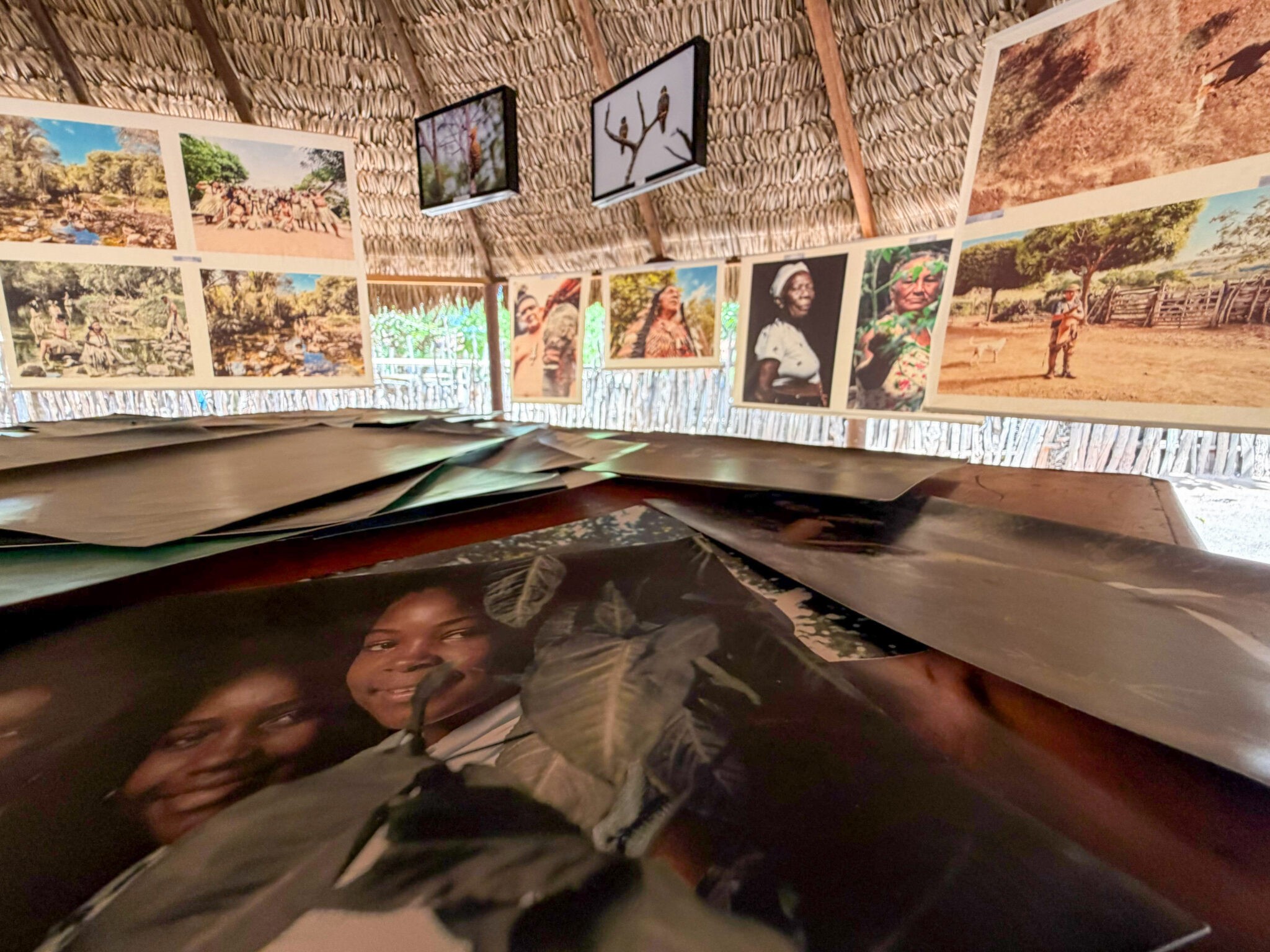 Piauí Afropindorâmico: Museu dos Povos Indígenas recebe primeira exposição fotográfica realizada dentro de oca