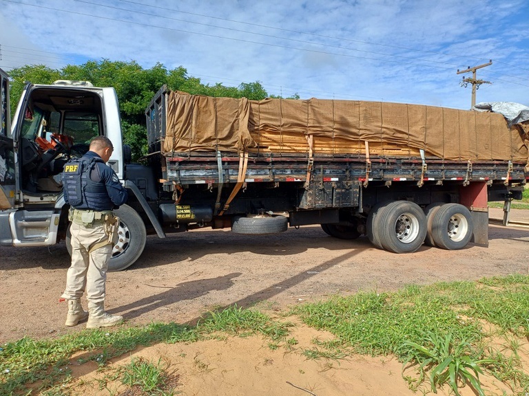 PRF apreende carga de madeira irregular na cidade de Ipiranga do Piau&iacute;
