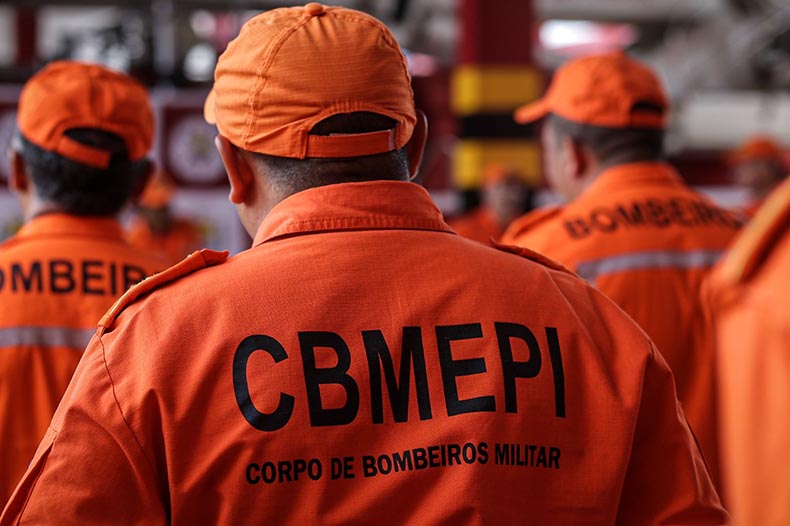 Carro pega fogo na BR-316 e mobiliza Corpo de Bombeiros na BR-316 em Elesb&atilde;o Veloso