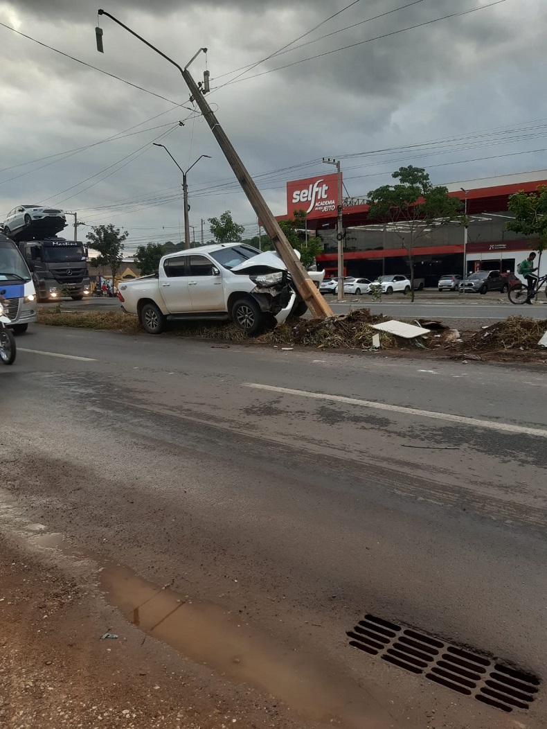 Caminhonete colide contra poste na Avenida Senador Helv&iacute;dio Nunes em Picos