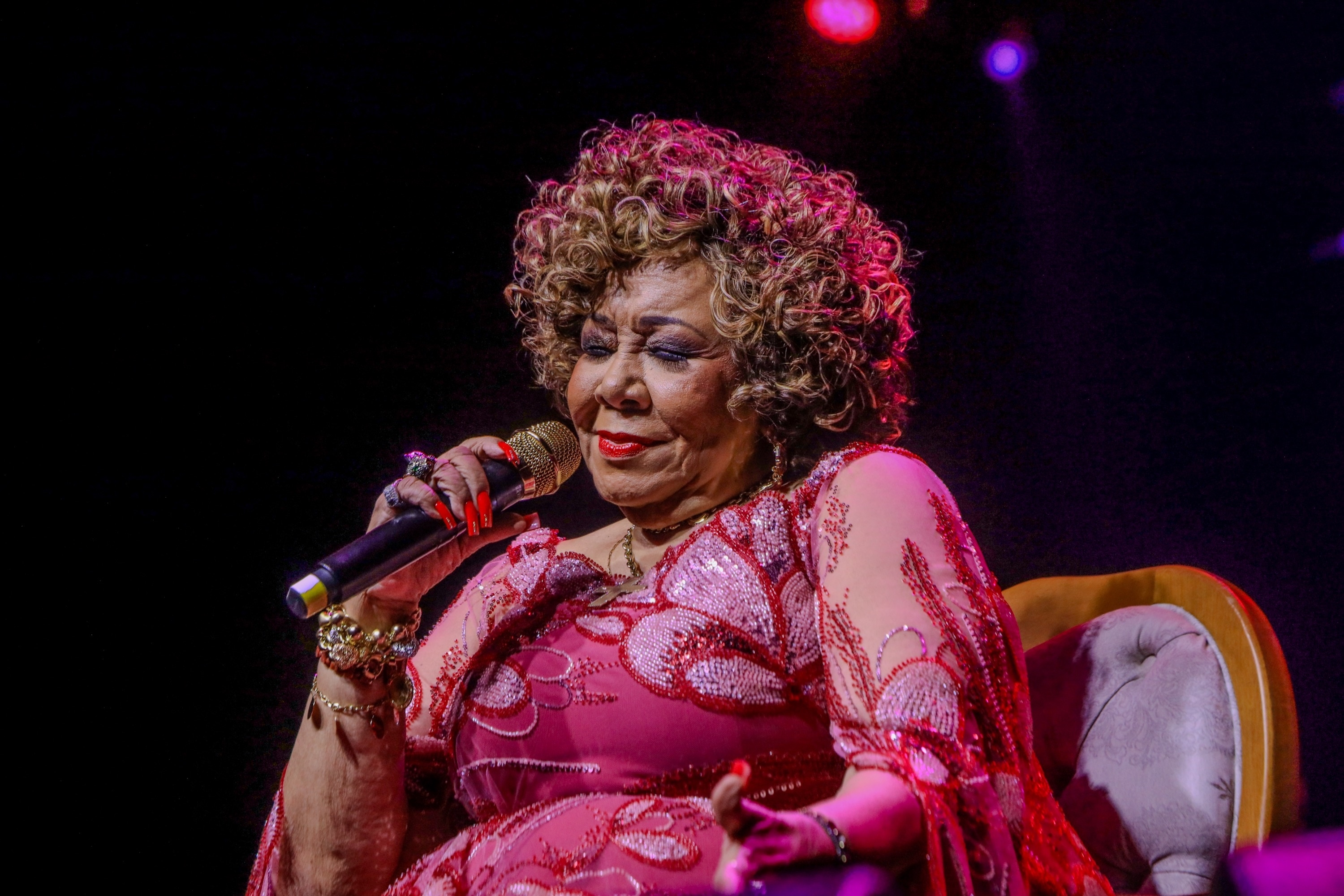 Alcione emociona f&atilde;s em noite de grandes sucessos no Theresina Hall