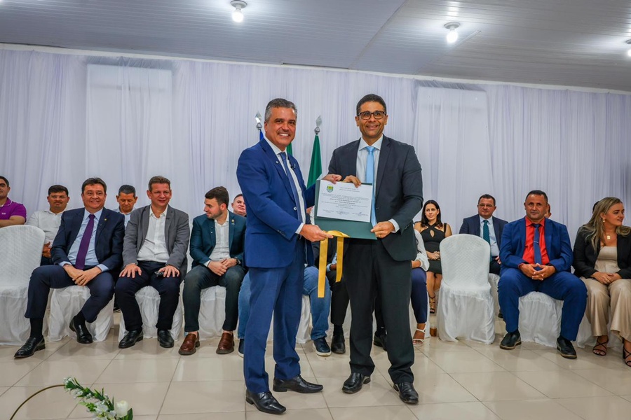 T&iacute;tulo de cidad&atilde;o Aroazense &eacute; entregue ao deputado estadual Dr. Vinicius