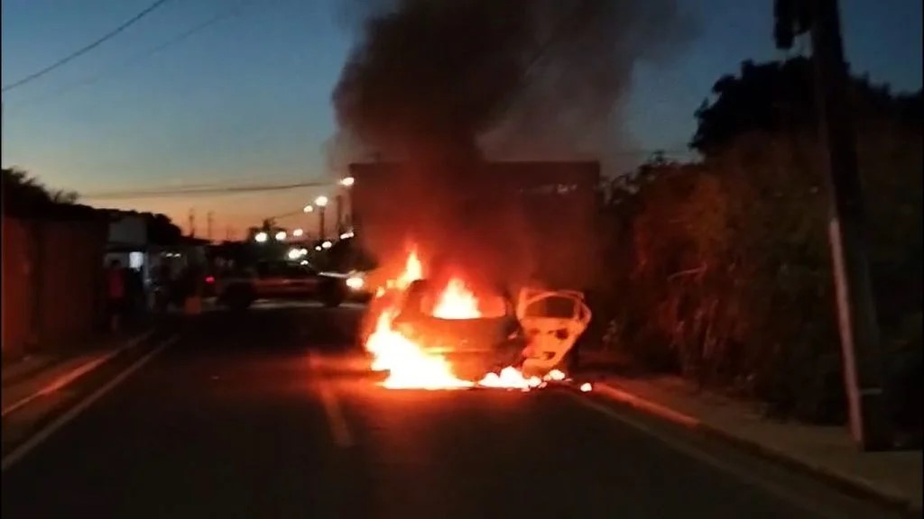 Carro do padre de Prata do Piau&iacute; pega fogo em &Aacute;gua Branca e fica completamente destru&iacute;do