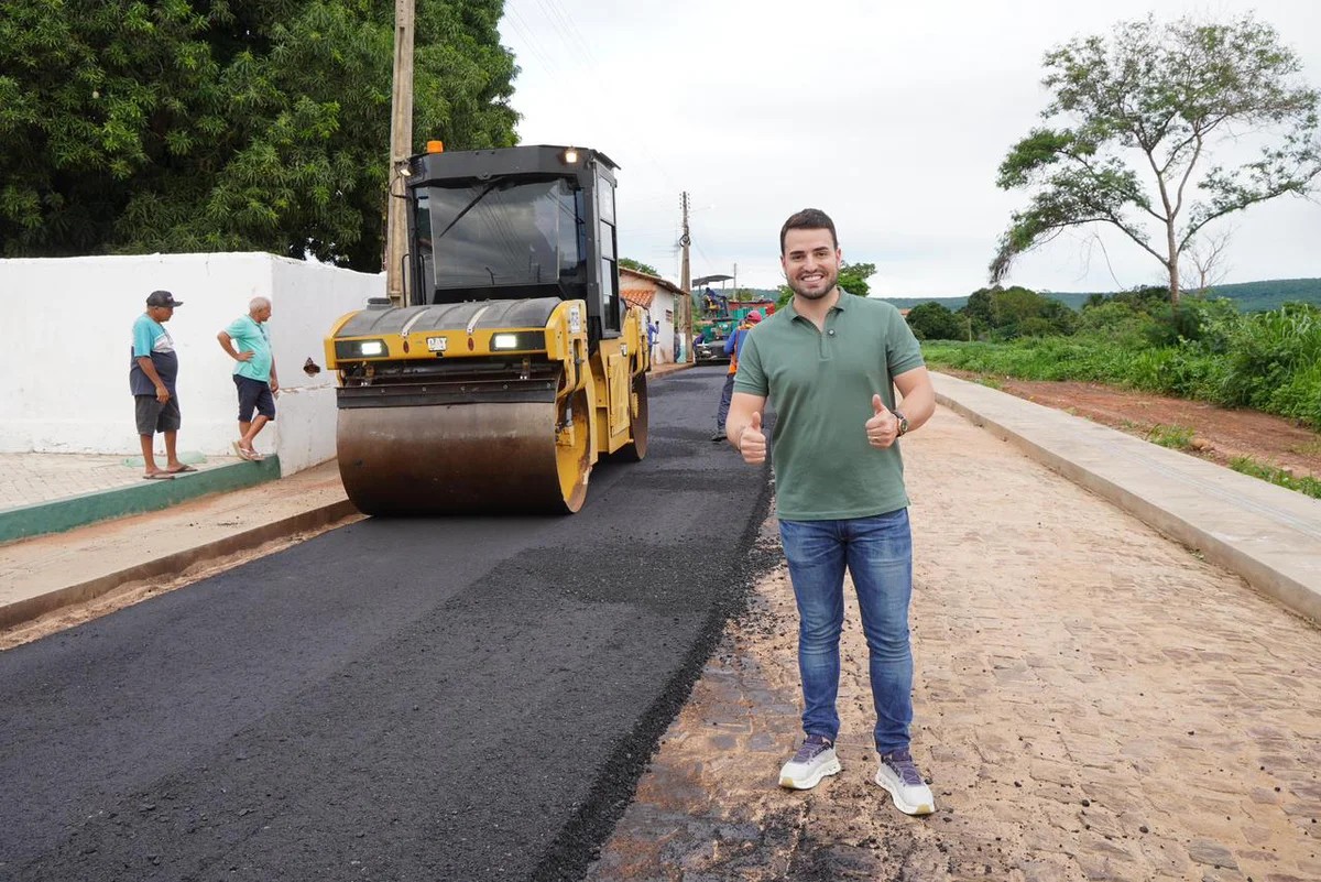 Prefeito Manoel Portela acompanha avan&ccedil;o das obras de pavimenta&ccedil;&atilde;o asf&aacute;ltica em Aroazes