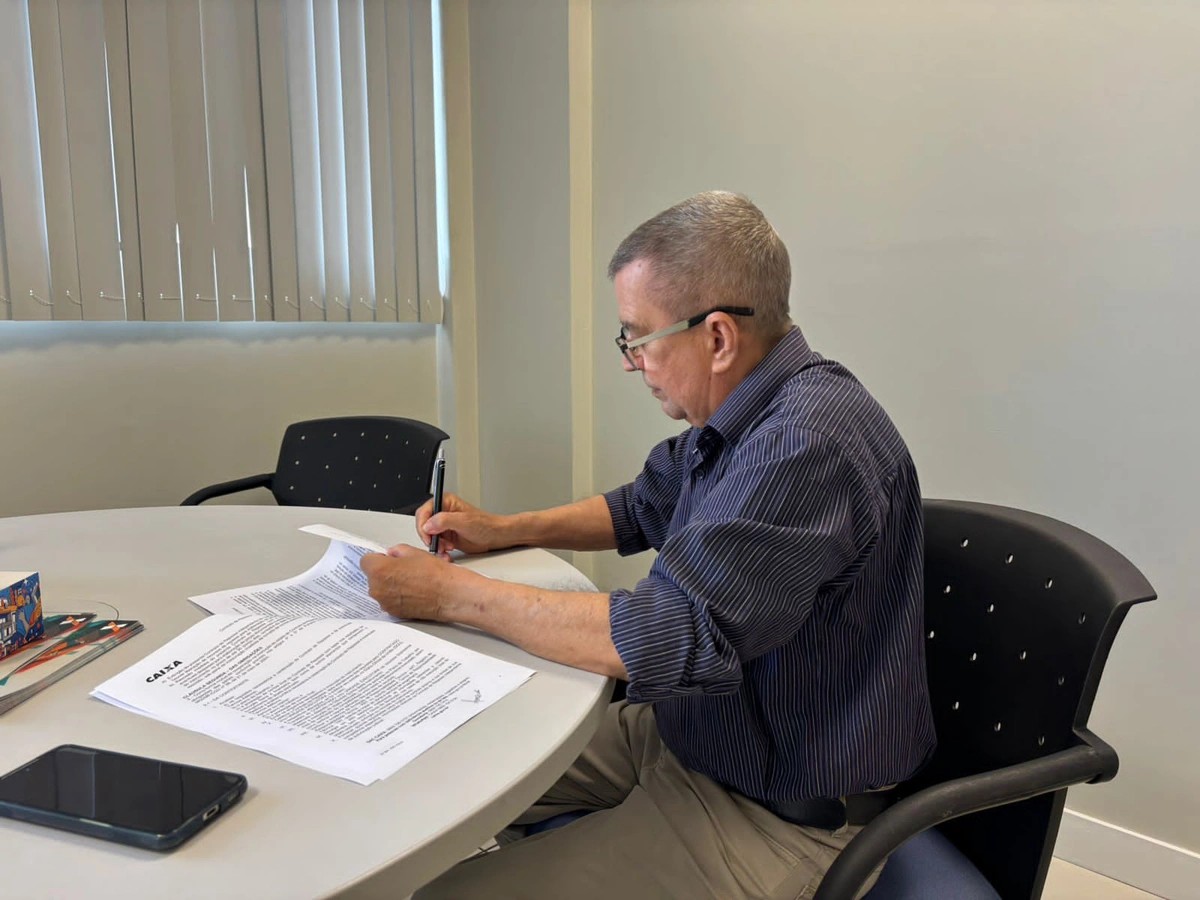 Prefeitura de Francin&oacute;polis assina conv&ecirc;nio para constru&ccedil;&atilde;o de campo society