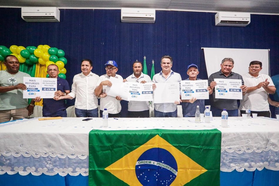 Ciro inaugura obras, entrega ve&iacute;culos e anuncia investimentos para Elesb&atilde;o Veloso