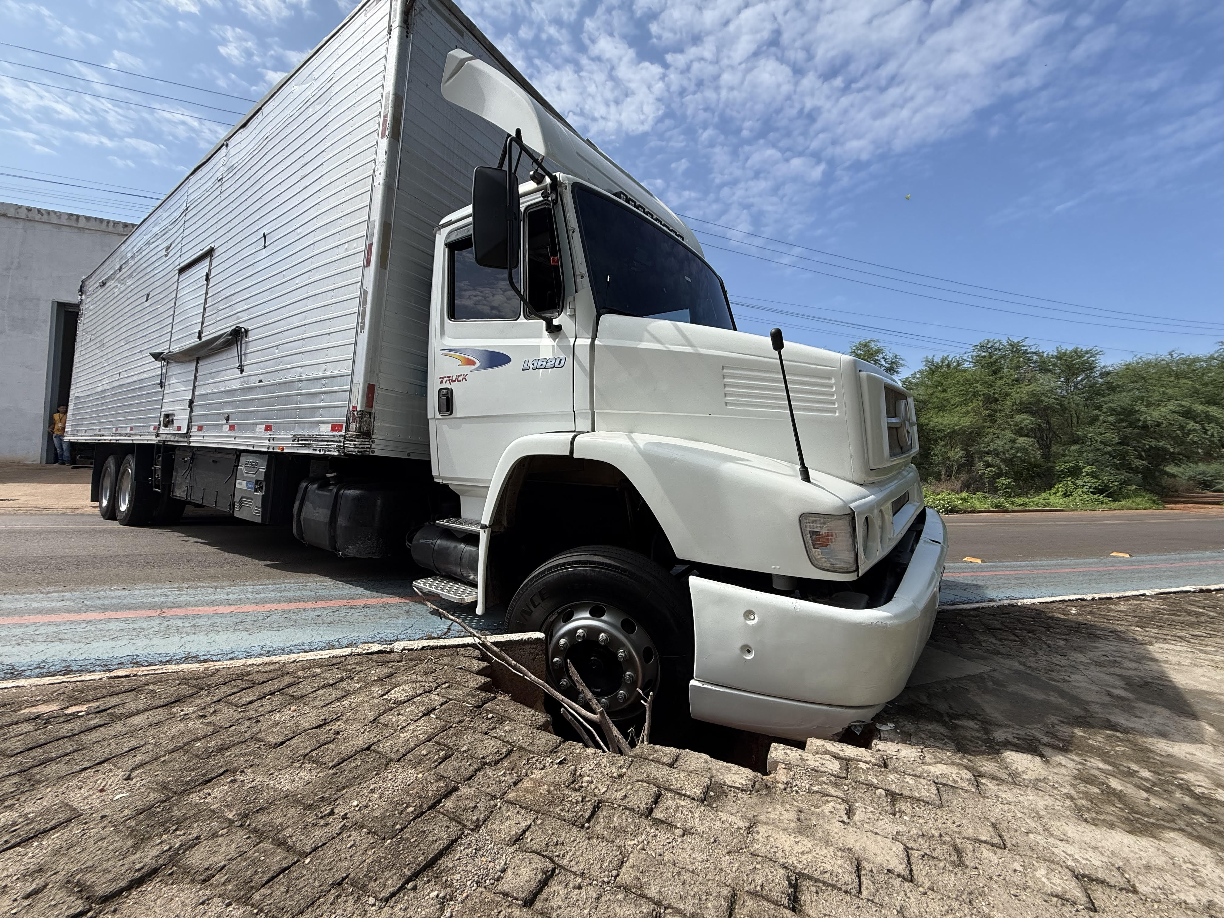 Caminh&atilde;o cai em buraco; tr&acirc;nsito &eacute; parcialmente interditado em avenida de Picos
