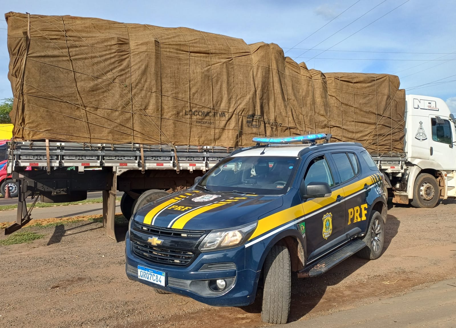 PRF flagra transporte de 41,79 m&sup3; de madeira nativa, com excesso de 16,79 m&sup3;, durante fiscaliza&ccedil;&atilde;o em Picos