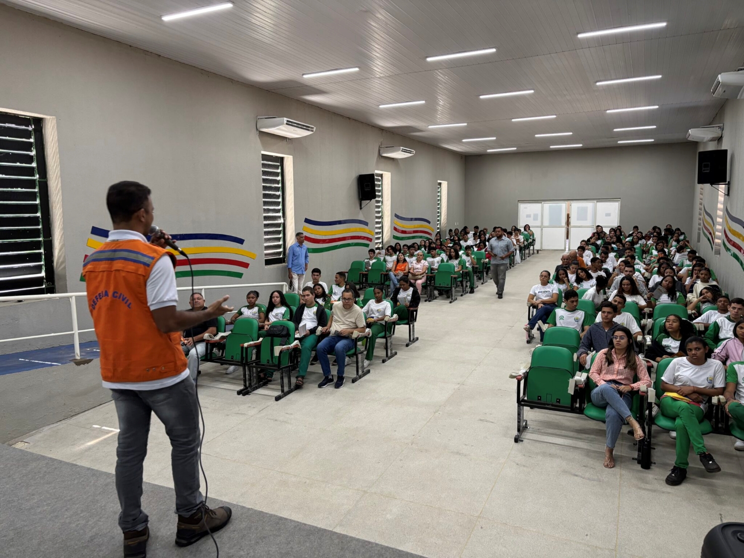 Defesa Civil lan&ccedil;a campanha Banho Seguro e orienta estudantes para prevenir afogamentos em Valen&ccedil;a do Piau&iacute;