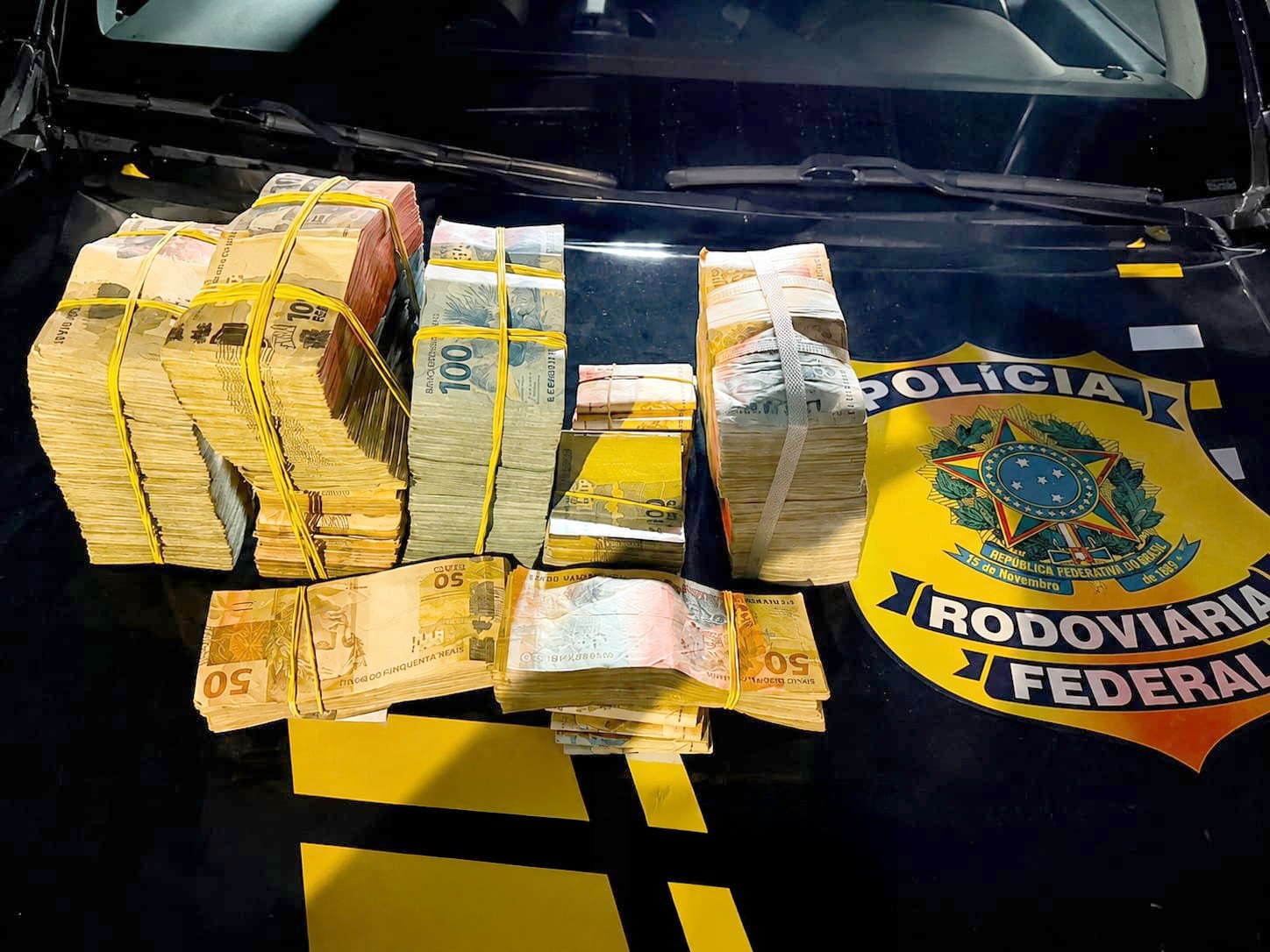 Mais de R$ 400 mil em esp&eacute;cie s&atilde;o apreendidos durante fiscaliza&ccedil;&atilde;o da PRF na BR-316 em Valen&ccedil;a do Piau&iacute;